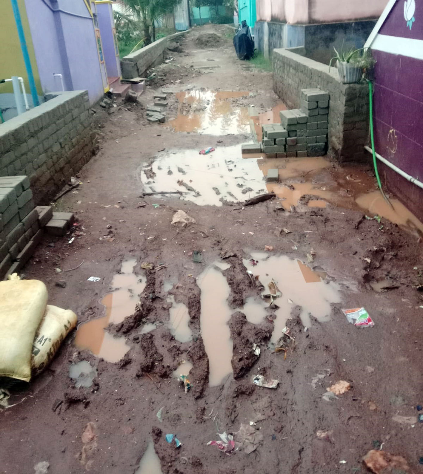 சேறும் சகதியுமான சாலை சேறும் சகதியுமான சாலை