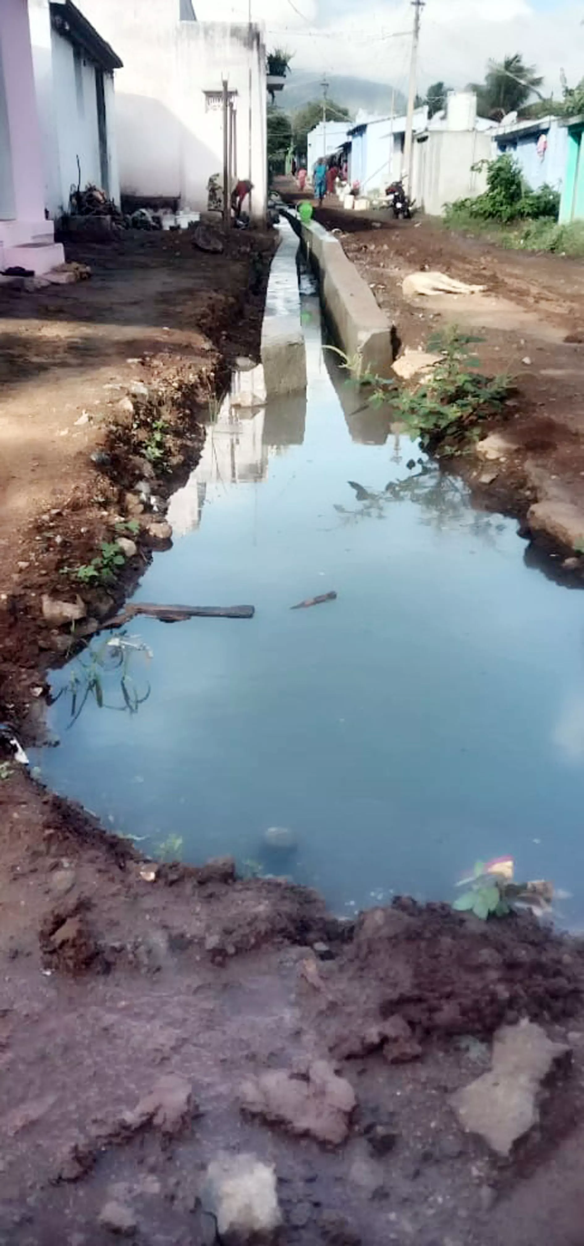 வீடுகளின் அருகில் தேங்கிய கழிவுநீர்
