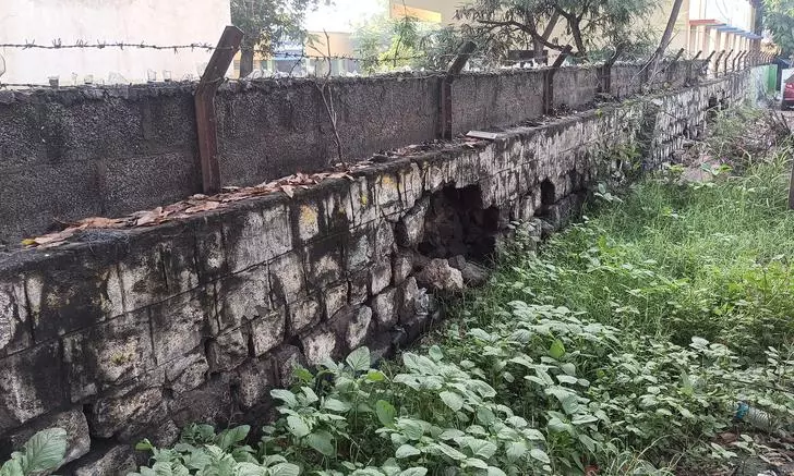 அபாய நிலையில் பள்ளி சுற்றுச்சுவர் அபாய நிலையில் பள்ளி சுற்றுச்சுவர்