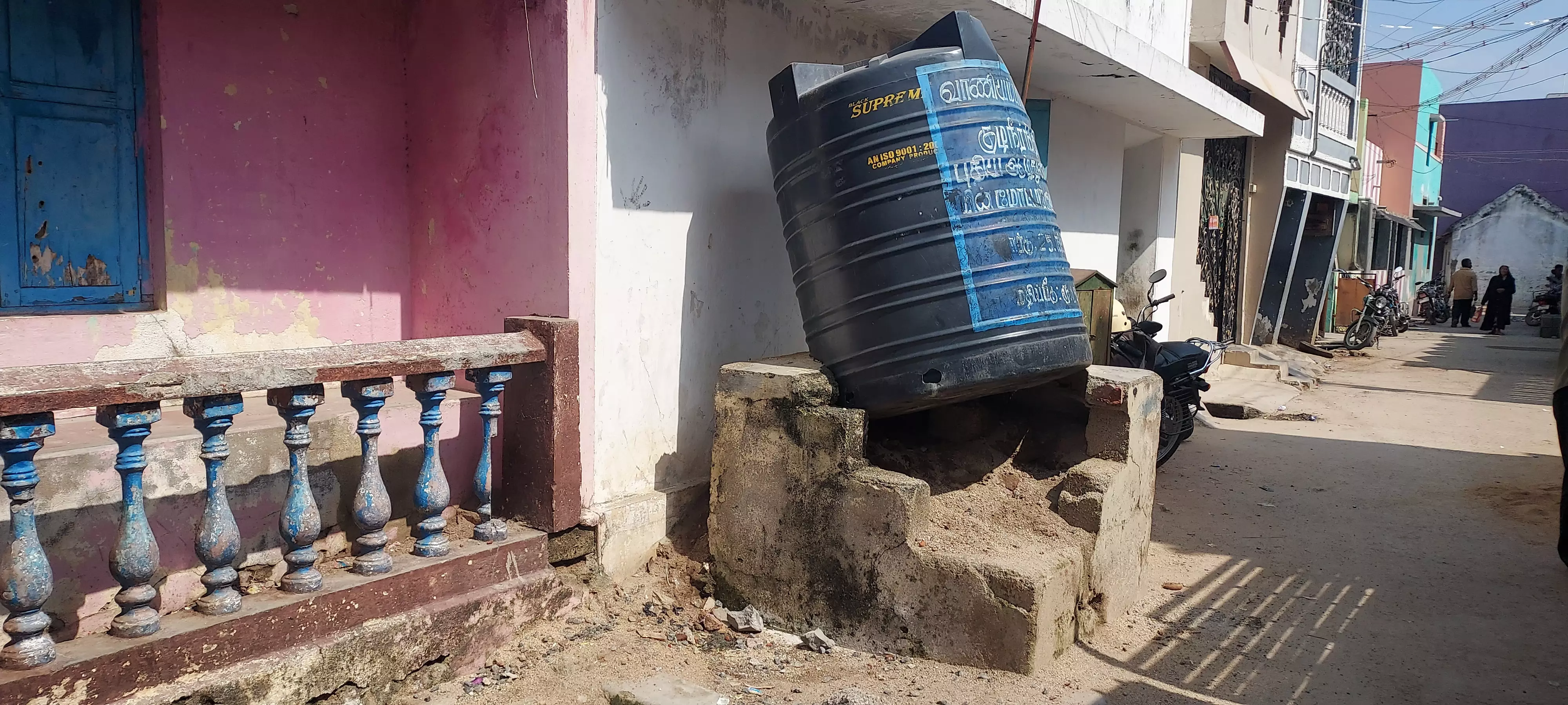 குடிநீர் தொட்டி சேதம்