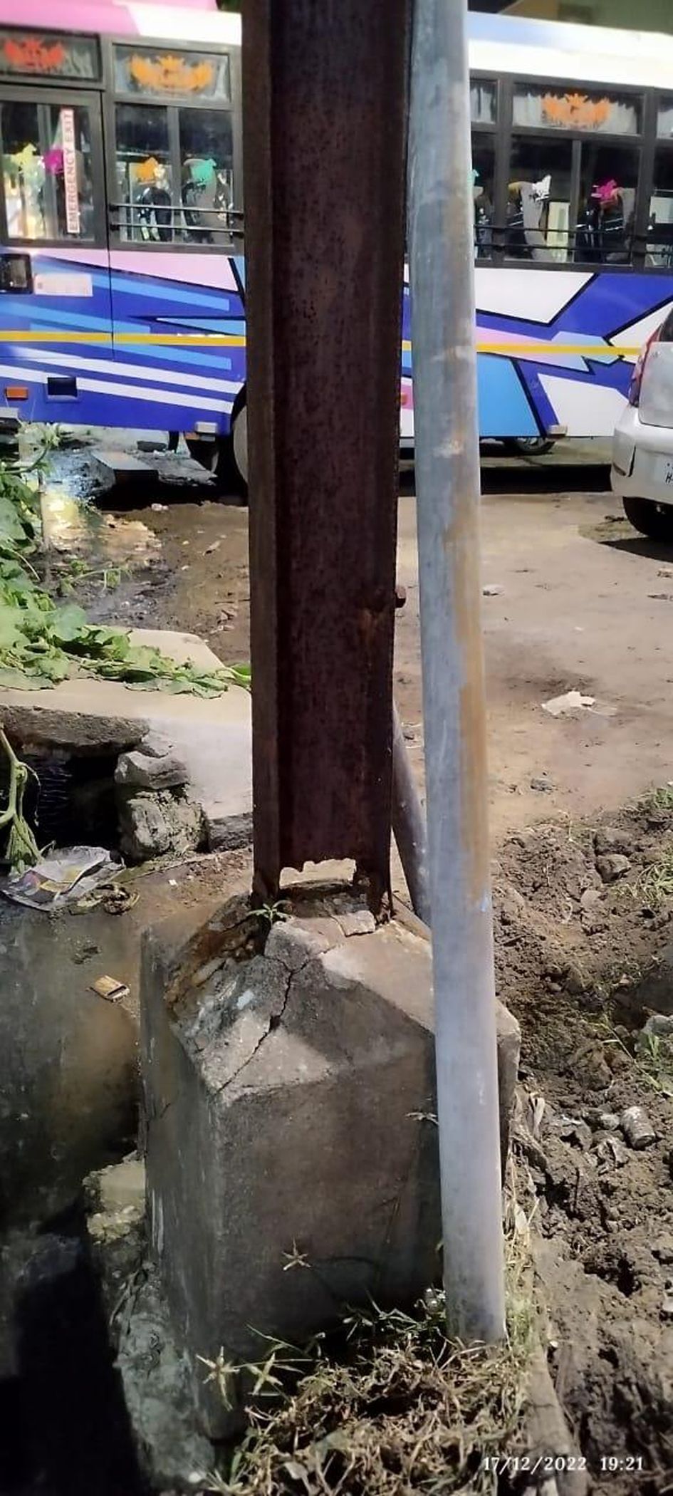 ஆபத்தான மின் கம்பம்