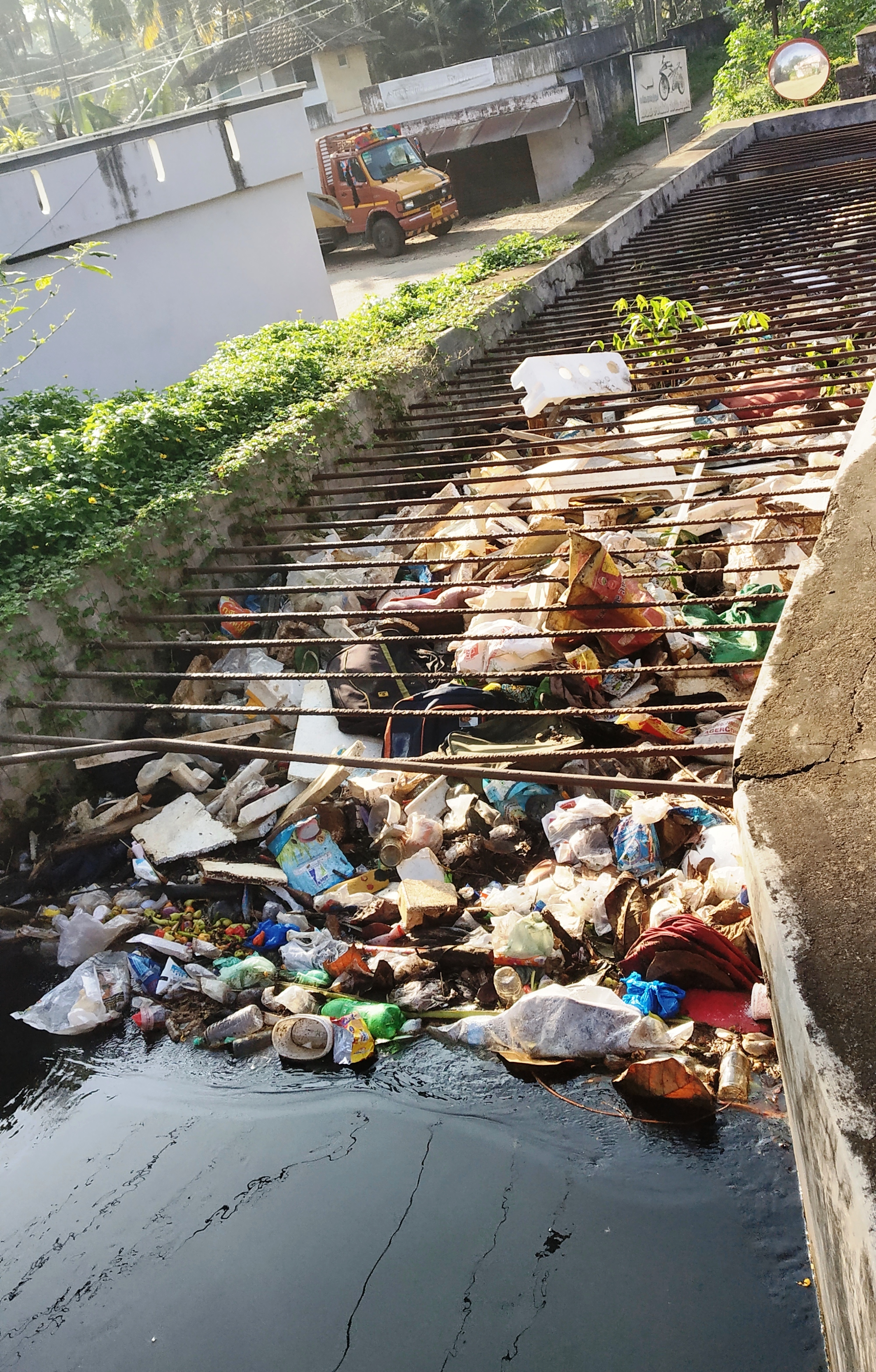 கால்வாயில் தேங்கும் கழிவுகள்