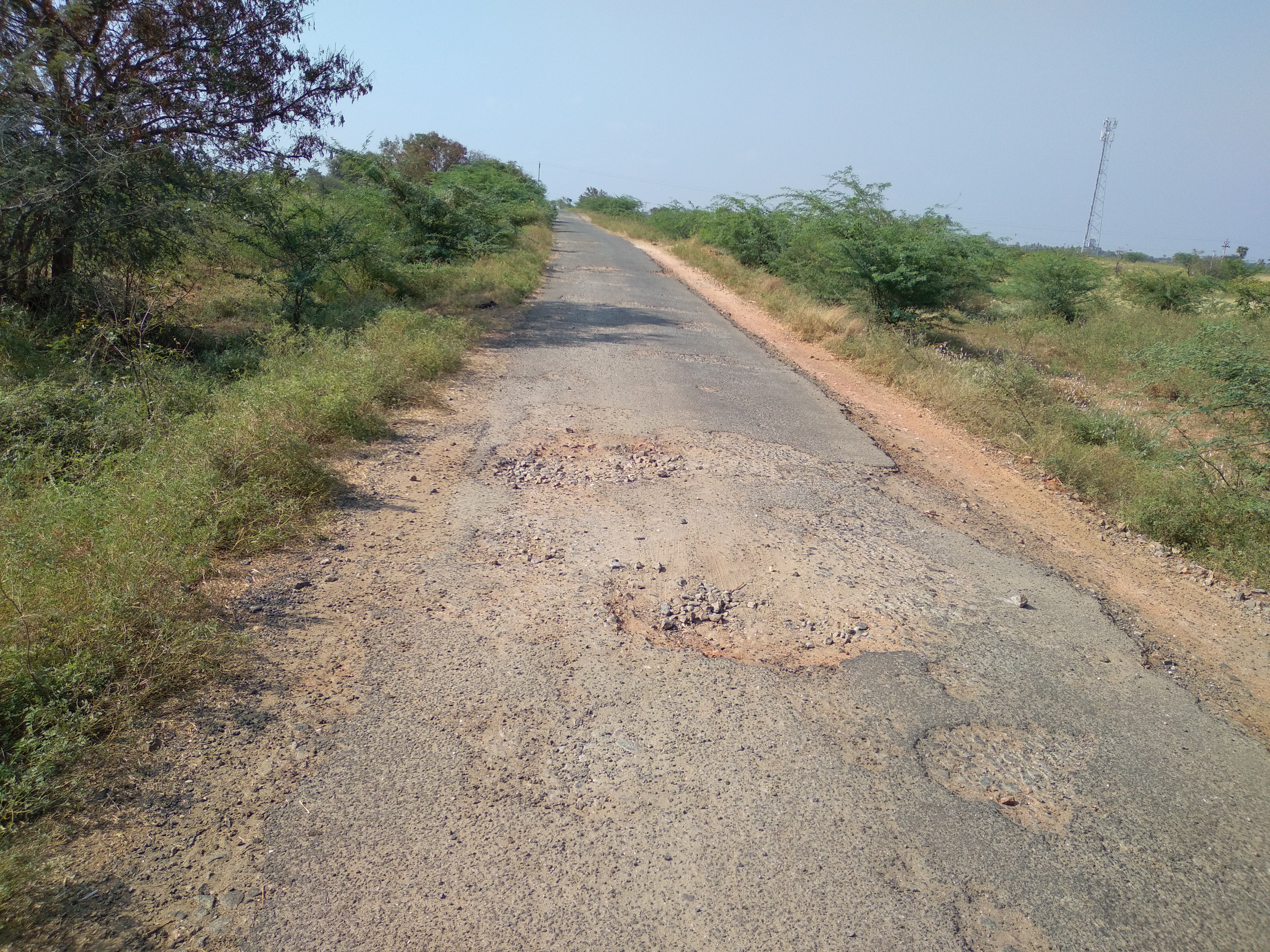 குண்டும், குழியுமான தார்சாலை குண்டும், குழியுமான தார்சாலை