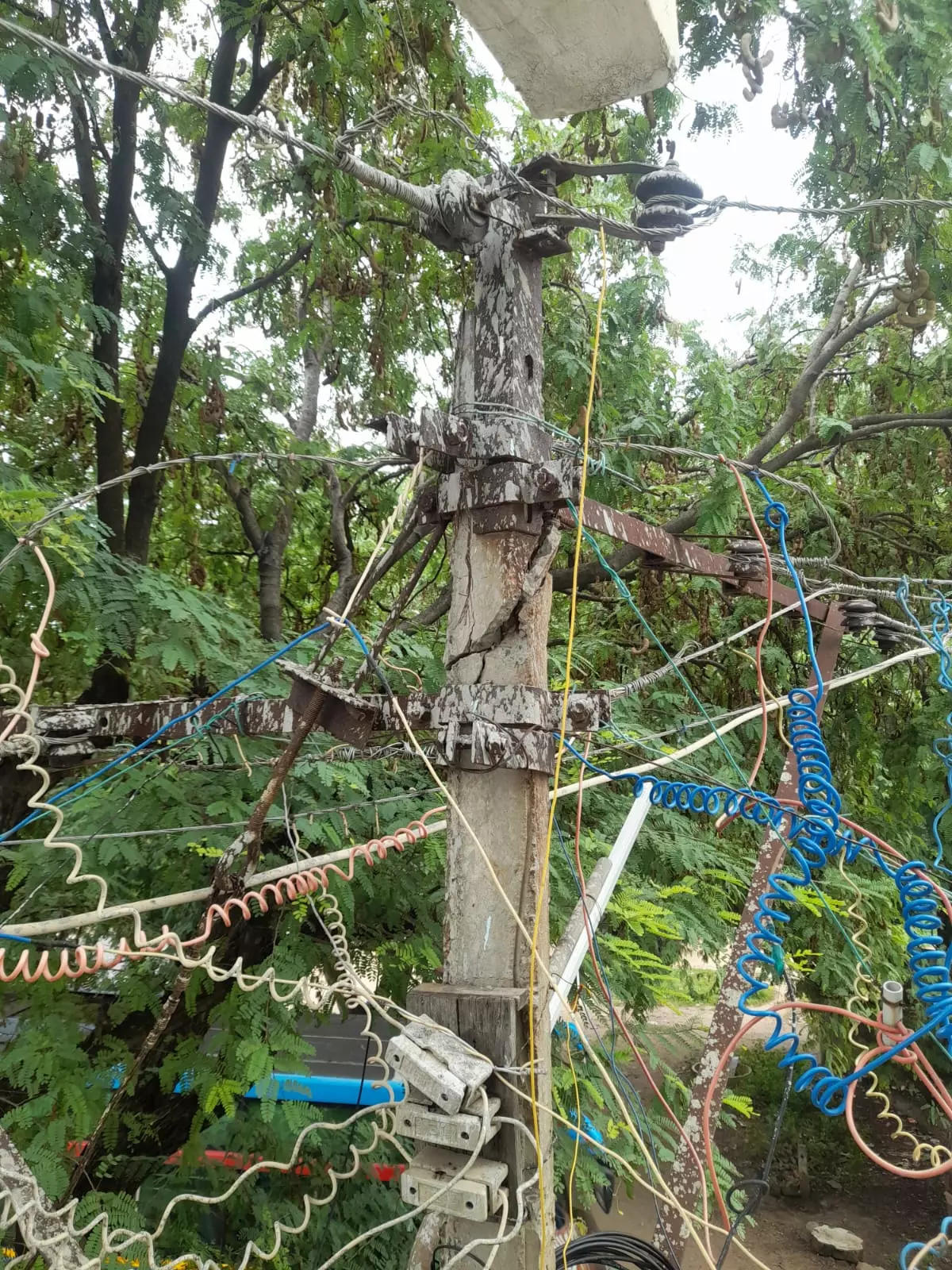 அபாயகரமான மின்கம்பம் அபாயகரமான மின்கம்பம்