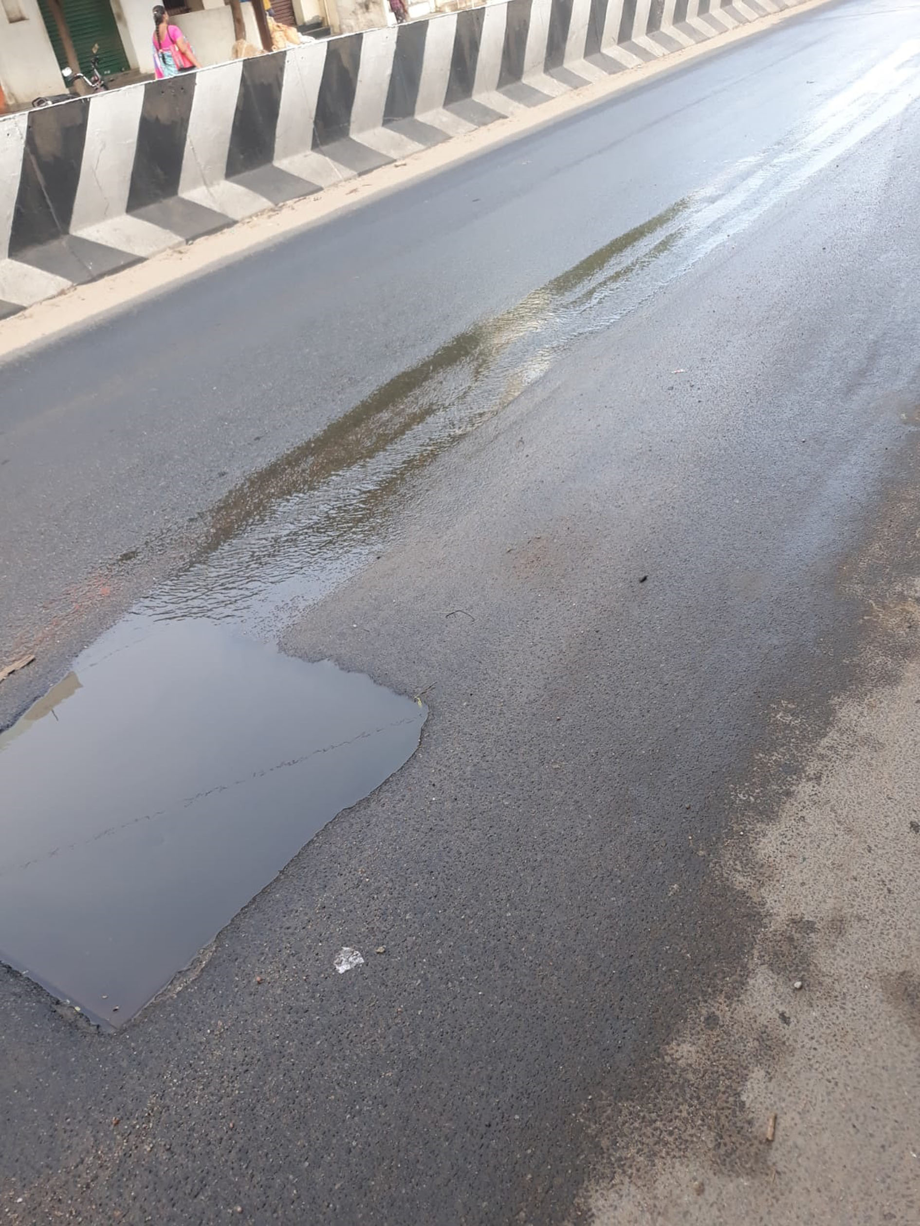 வீணாகும் குடிநீர் வீணாகும் குடிநீர்