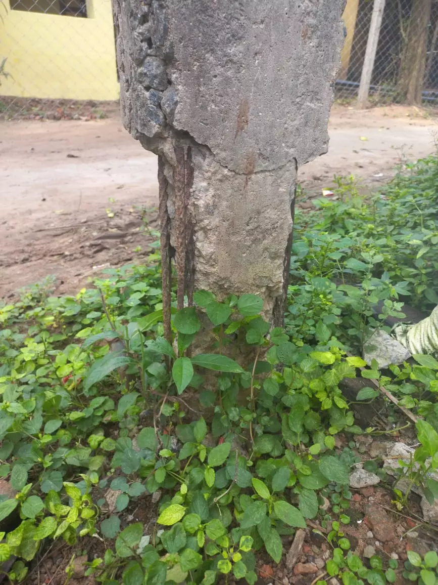 ஆபத்தான மின் கம்பம் ஆபத்தான மின் கம்பம்