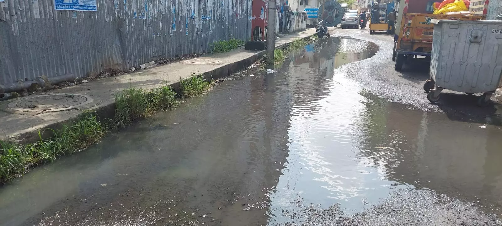 சாலையில் ஓடும் கழிவுநீர்