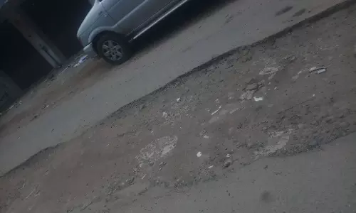 சாலையில் பள்ளம் சாலையில் பள்ளம்