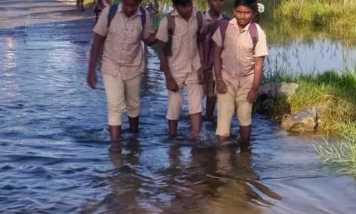 ஆற்றில் ஆபத்தான பயணம்