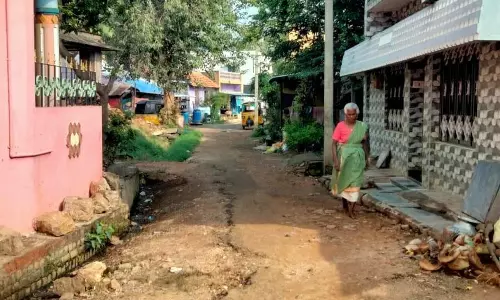 தார்சாலை அமைக்க வேண்டும்