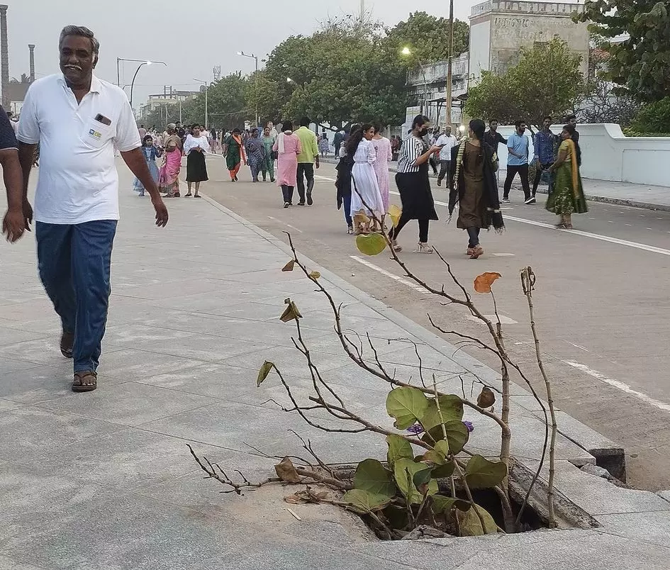 கடற்கரை சாலையில் பள்ளம் கடற்கரை சாலையில் பள்ளம்