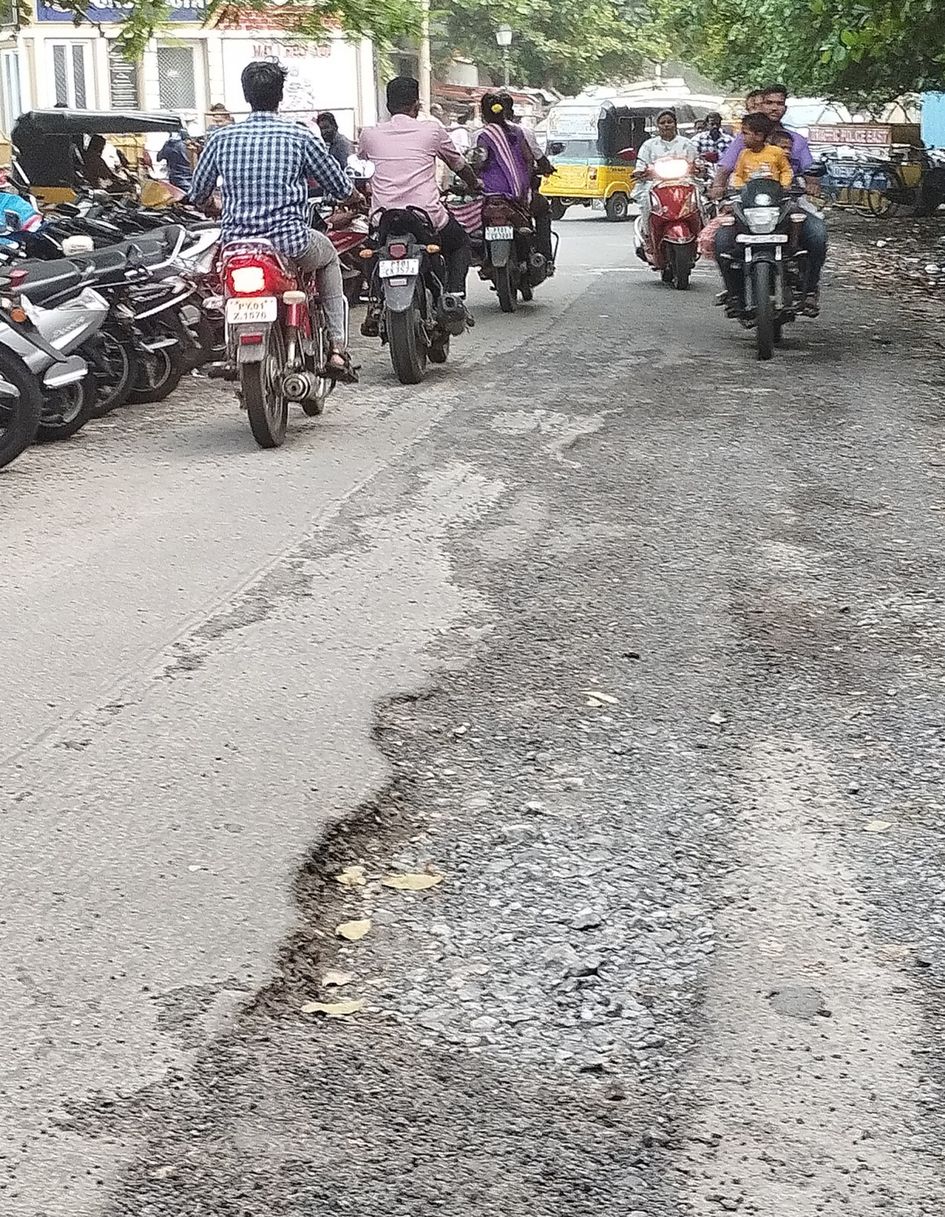 குண்டும், குழியுமான வீதி குண்டும், குழியுமான வீதி