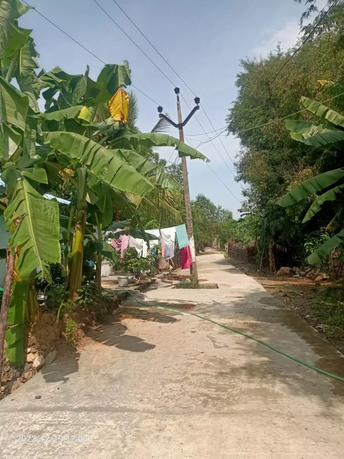 சாலையின் நடுவே மின்கம்பம்