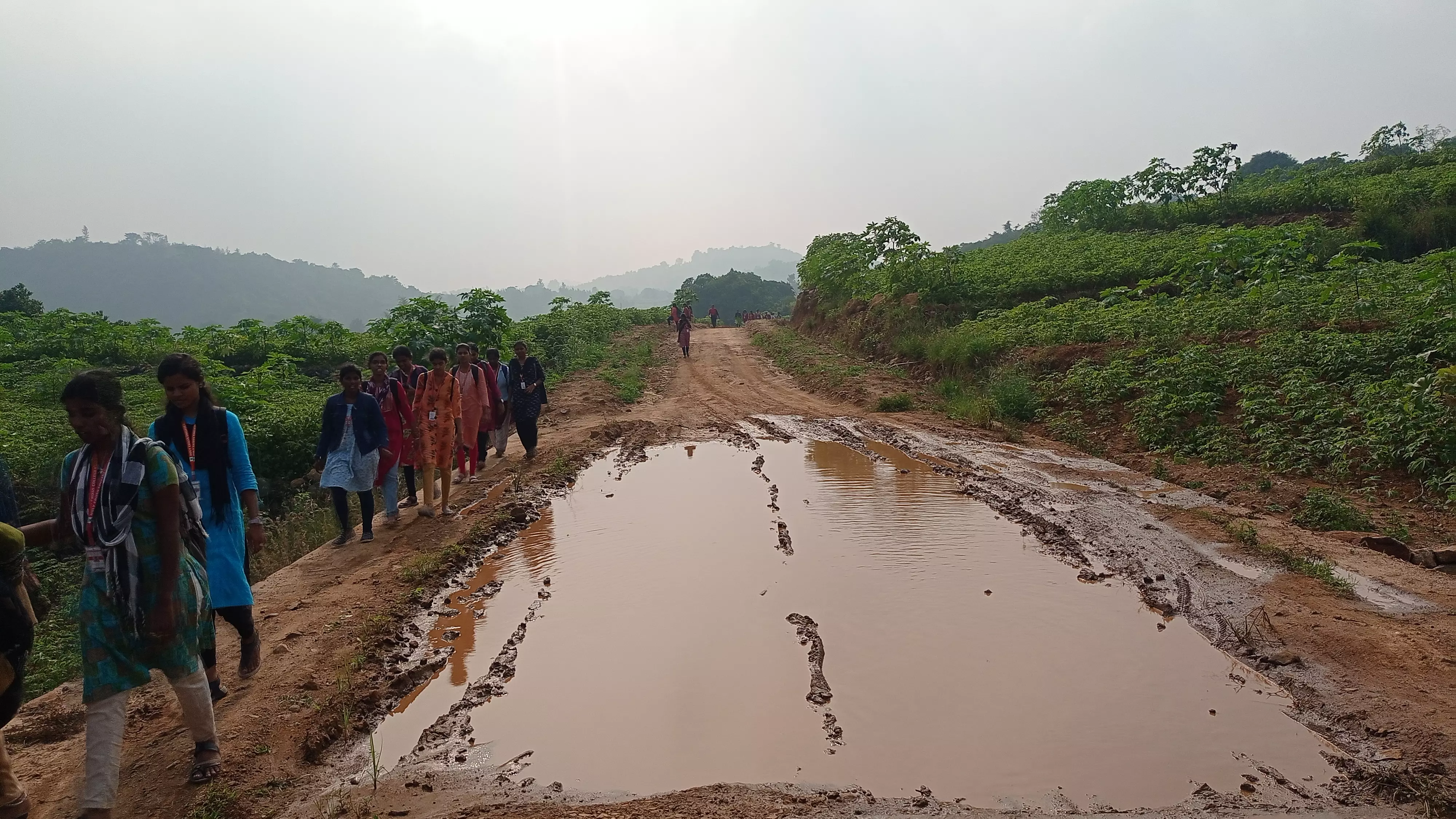 சேறும், சகதியுமான சாலை
