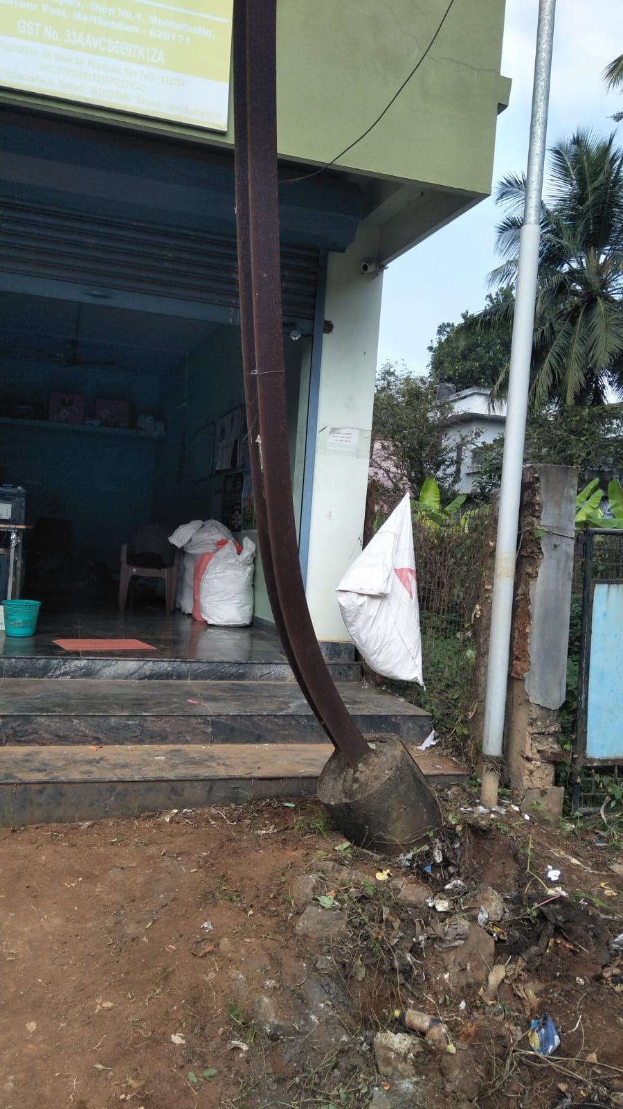 சேதமடைந்த மின்கம்பம்