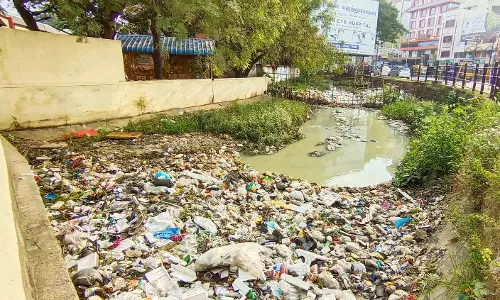 கால்வாய் குப்பைகளை அகற்ற வேண்டும் கால்வாய் குப்பைகளை அகற்ற வேண்டும்
