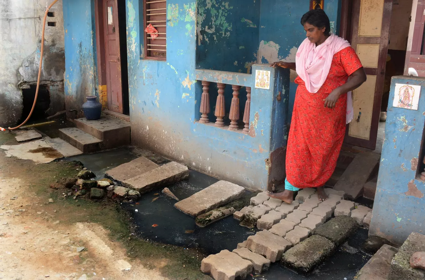 கழிவுநீர் கால்வாய் அமைக்க வேண்டும் கழிவுநீர் கால்வாய் அமைக்க வேண்டும்