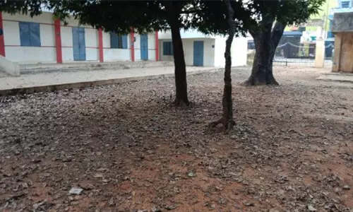 பள்ளி வளாகம் சீர் செய்யப்படுமா?