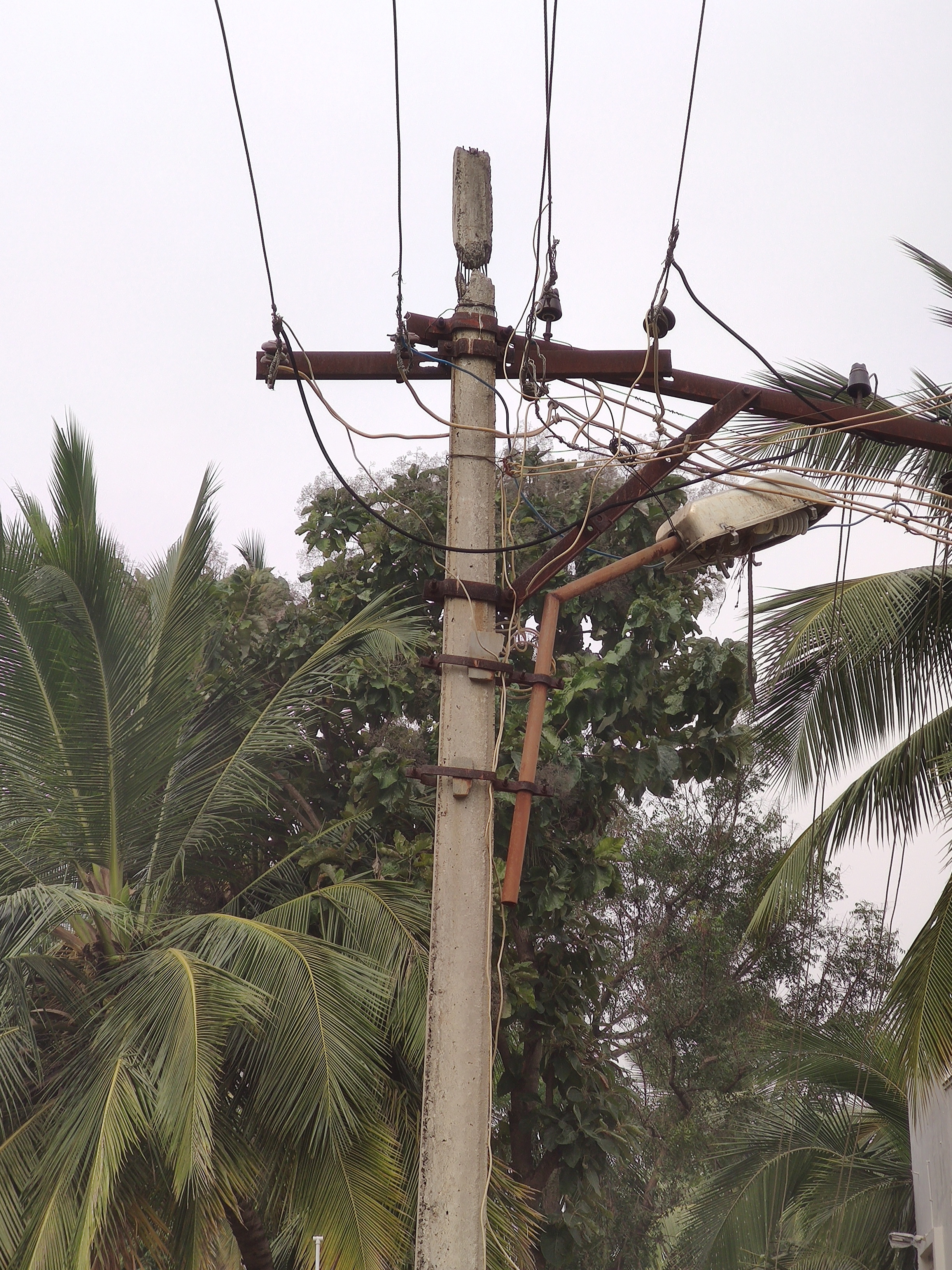 மின் கம்பம் சேதம்