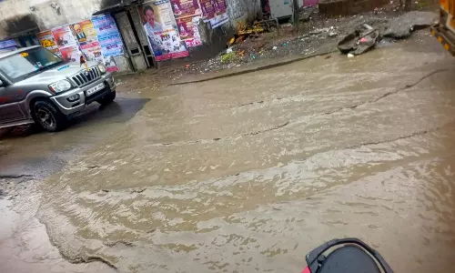 சிதிலமடைந்த சாலை சிதிலமடைந்த சாலை