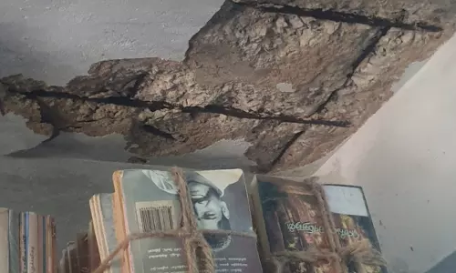 சேதமடைந்த நூலகம் சேதமடைந்த நூலகம்