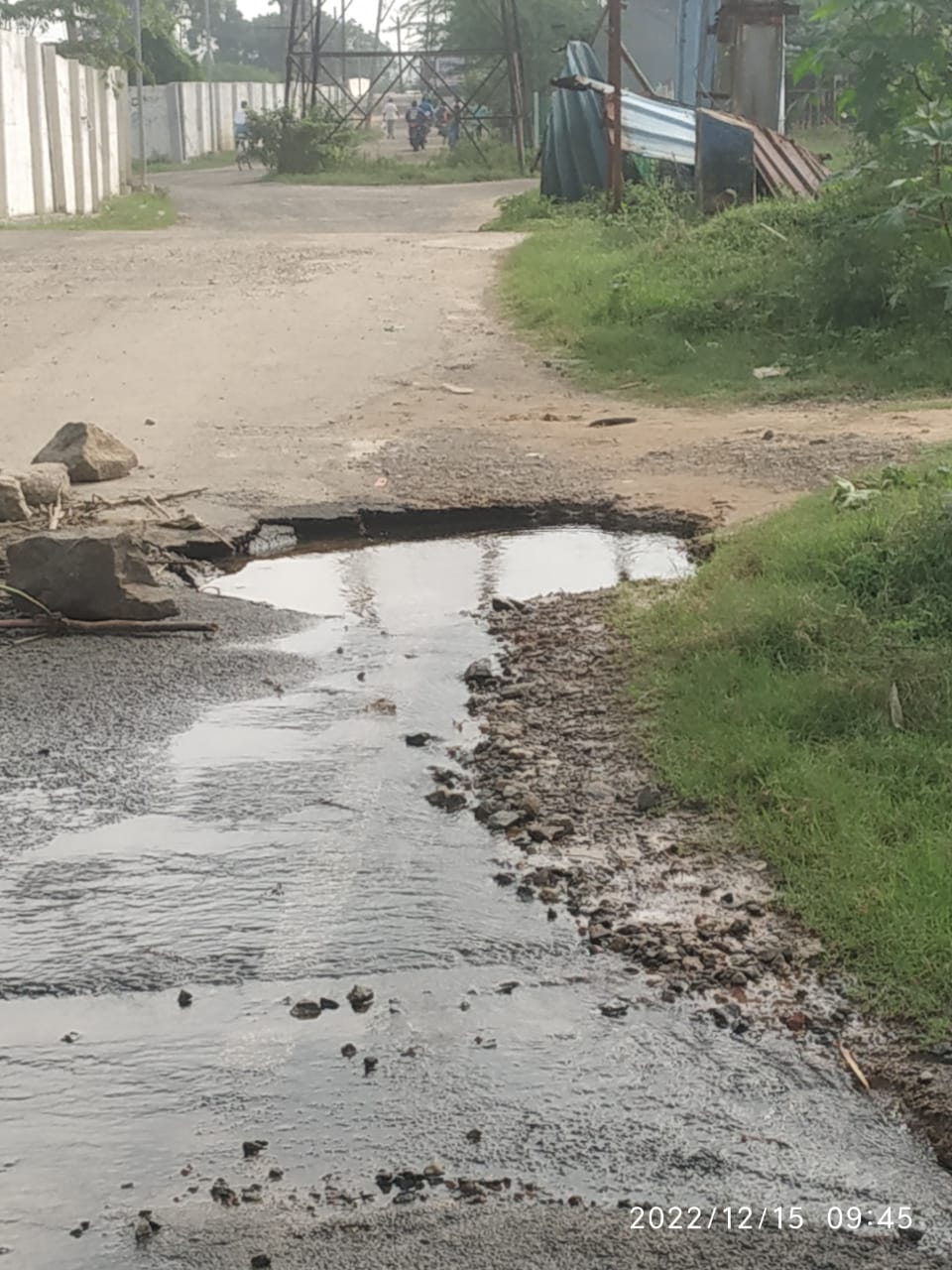 சேதமடைந்த குடிநீர் குழாய் சேதமடைந்த குடிநீர் குழாய்
