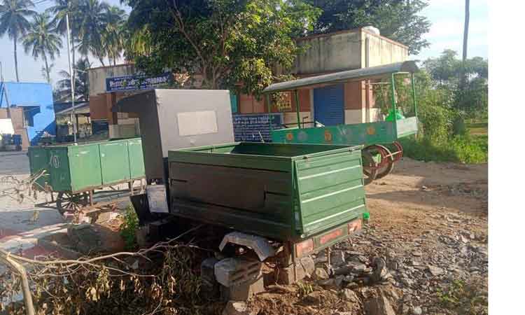 கேட்பாரற்று கிடக்கும் வாகனம்