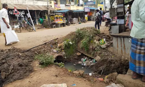 மூடப்படாத கழிவுநீர் கால்வாய் மூடப்படாத கழிவுநீர் கால்வாய்