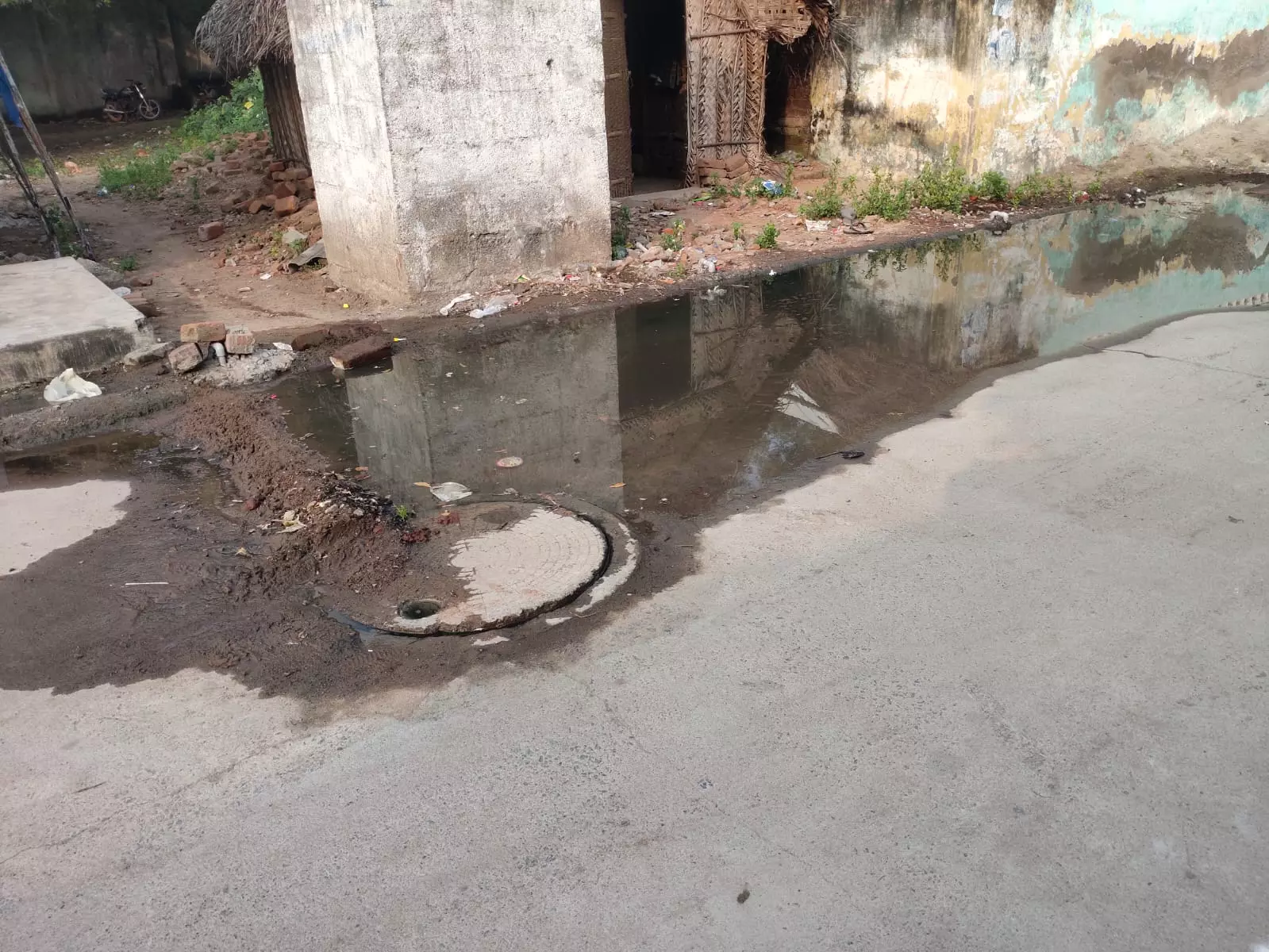 தெருவில் வழிந்தோடும் கழிவுநீர்