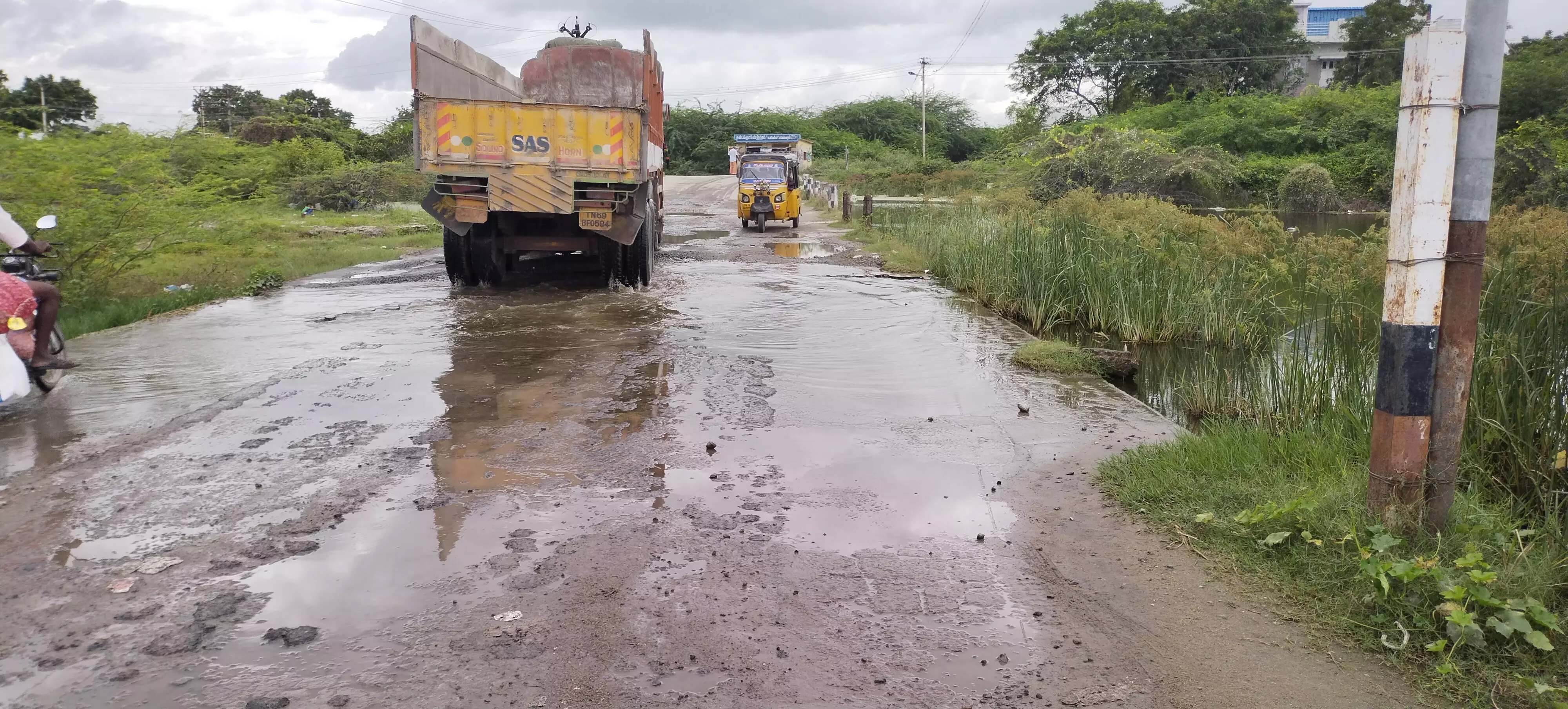 சேதமடைந்த பாலம்