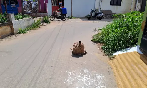 திறந்து கிடக்கும் சாக்கடை திறந்து கிடக்கும் சாக்கடை