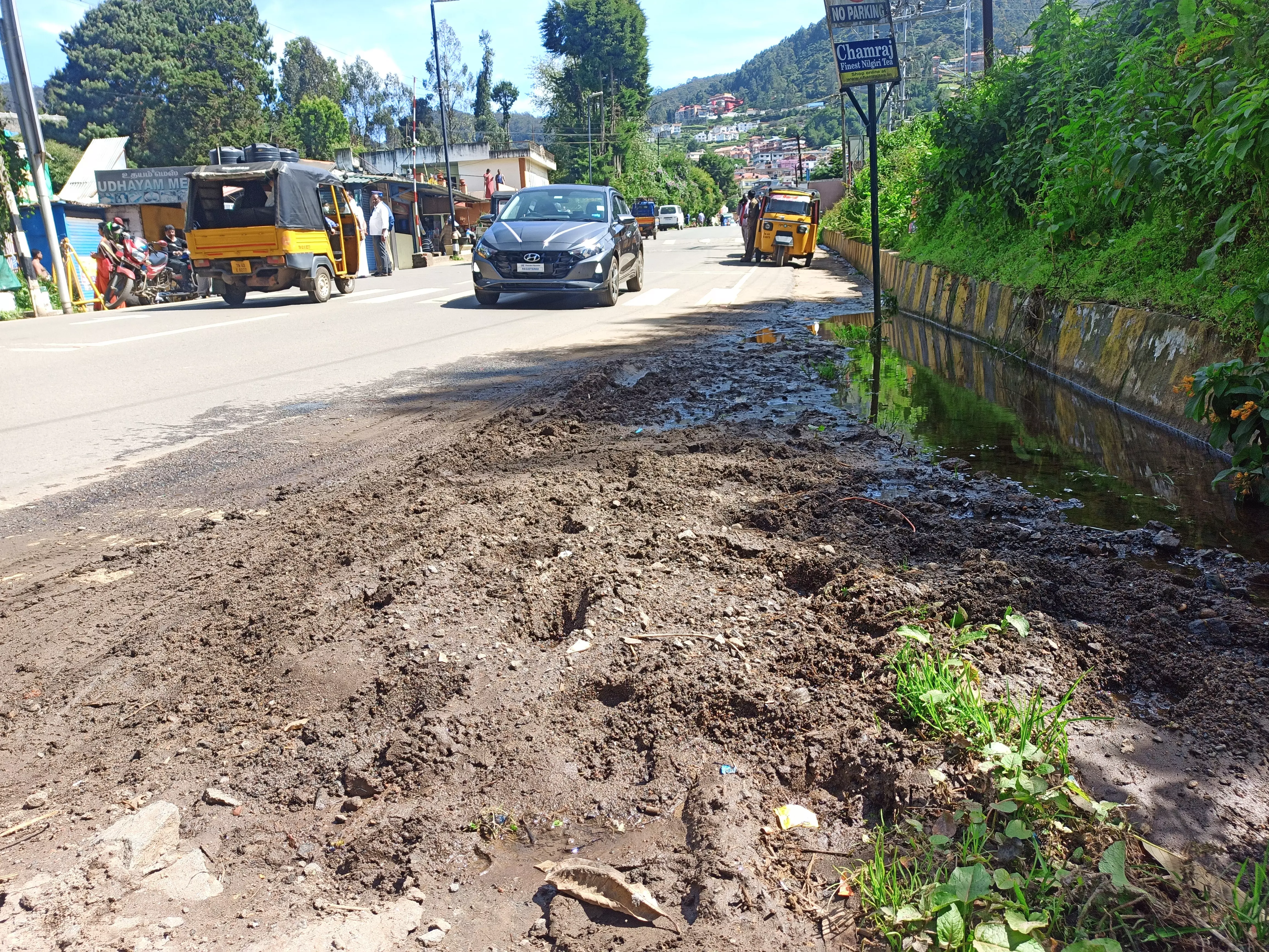 குழாய் உடைந்து வீணாகும் தண்ணீர் குழாய் உடைந்து வீணாகும் தண்ணீர்
