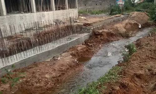 கல்லேரி கால்வாய் ஆக்கிரமிப்பு