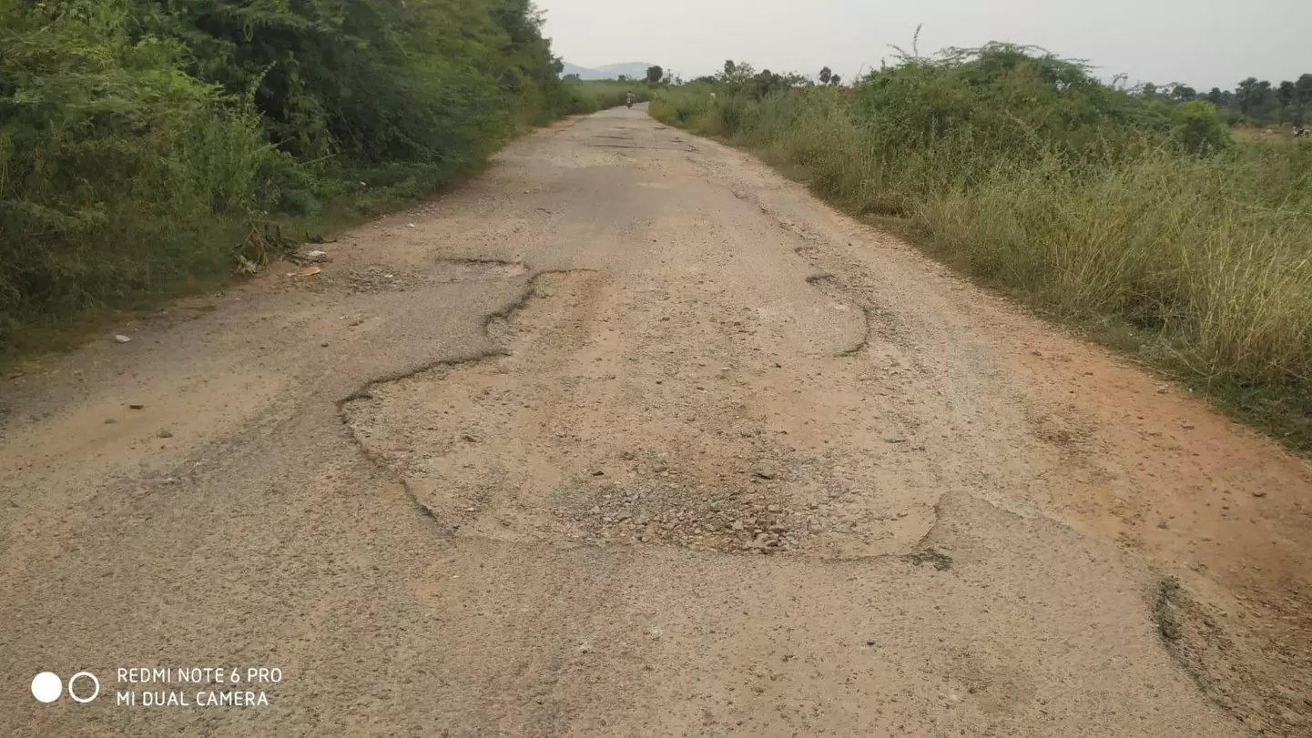 தார் சாலை போட வேண்டும்