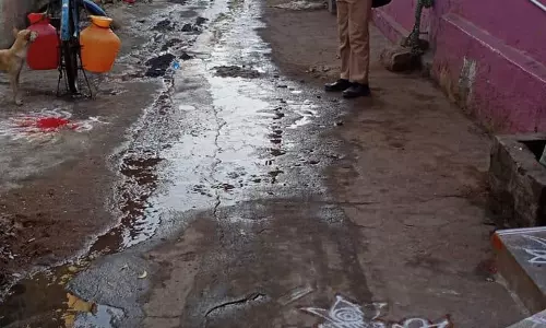 தெருவில் வழிந்தோடும் கழிவுநீர்