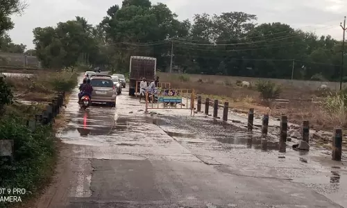 மேம்பாலம் கட்ட வேண்டும்