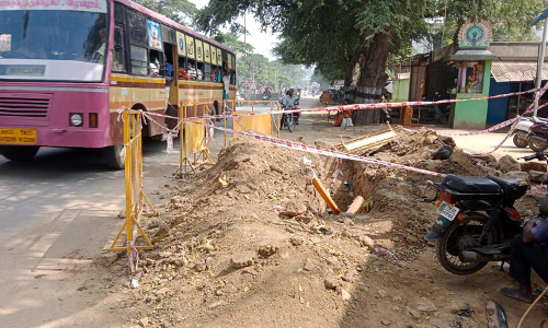 தோண்டிய பள்ளத்தை சரியாக மூட வேண்டும்