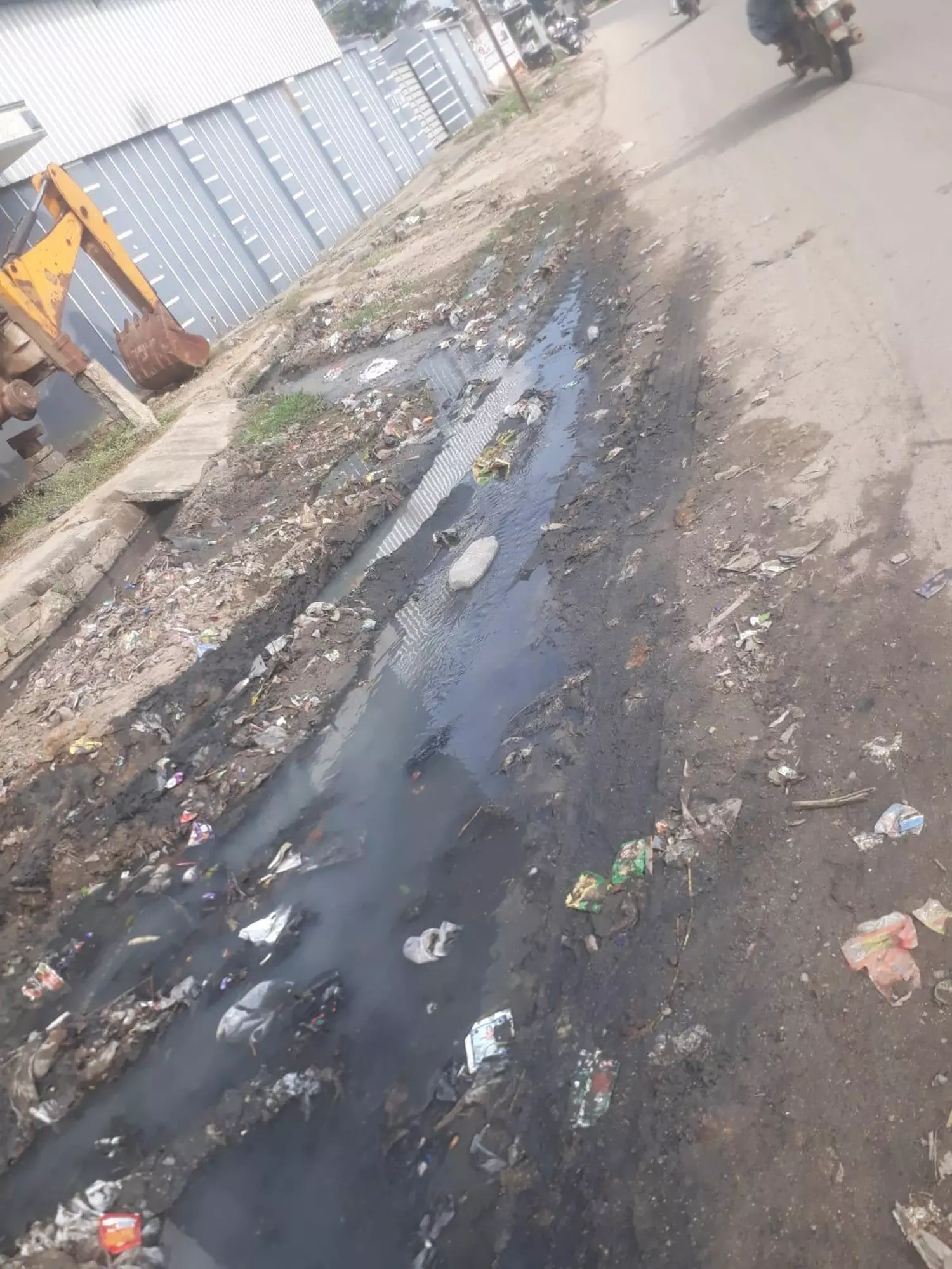 கழிவுநீர் கால்வாயை தூர்வார வேண்டும் கழிவுநீர் கால்வாயை தூர்வார வேண்டும்