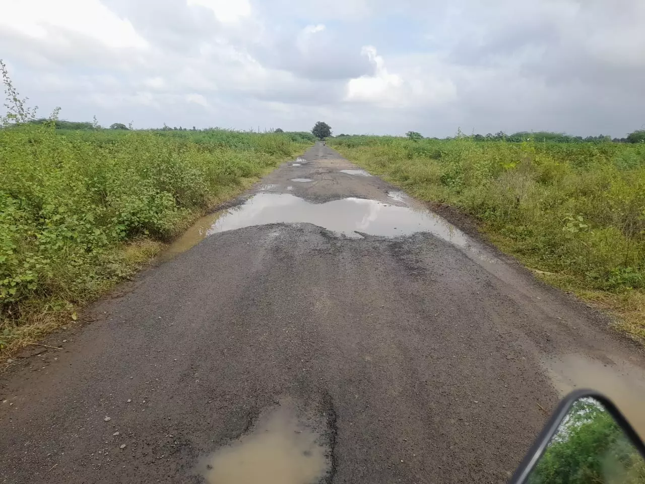 குண்டும், குழியுமான சாலை குண்டும், குழியுமான சாலை