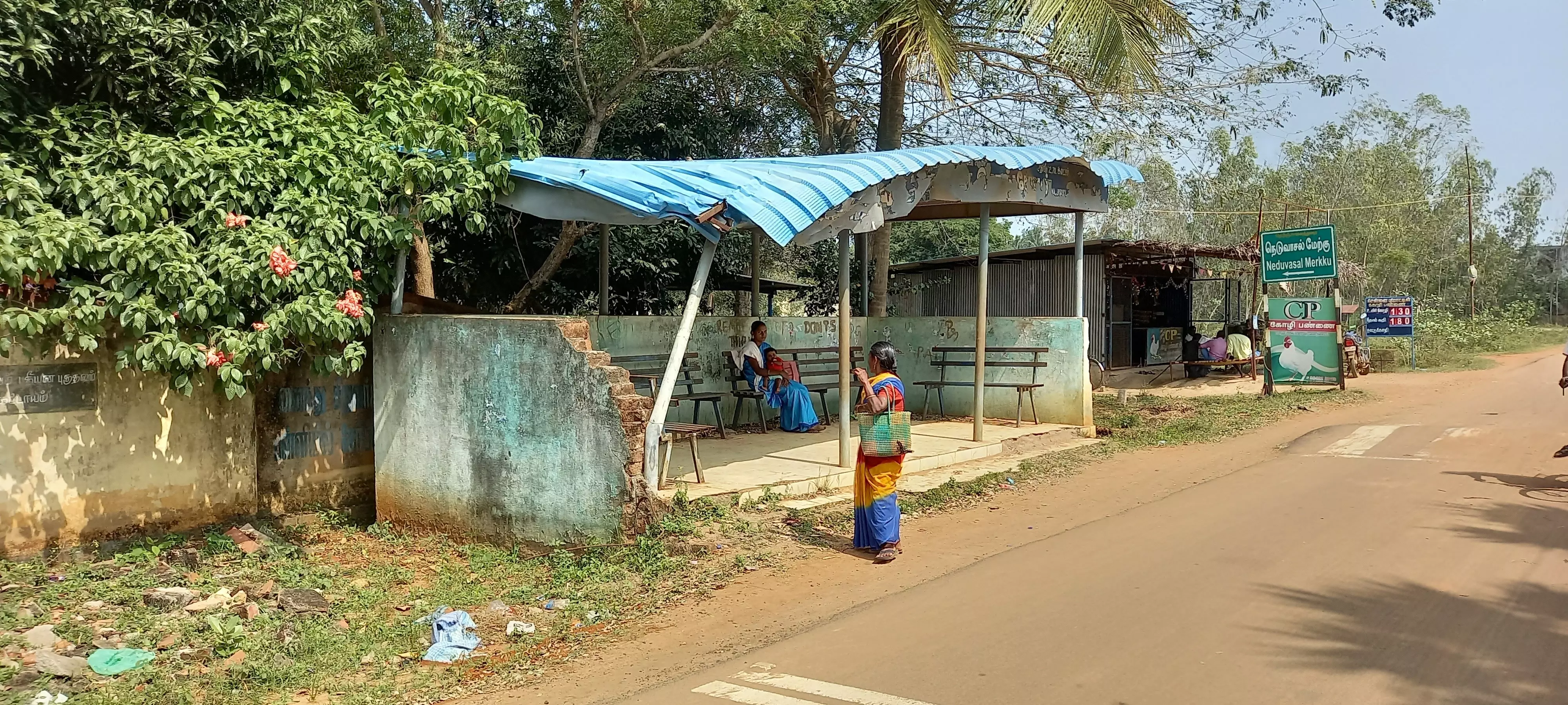 சேதமடைந்த நிழற்குடை