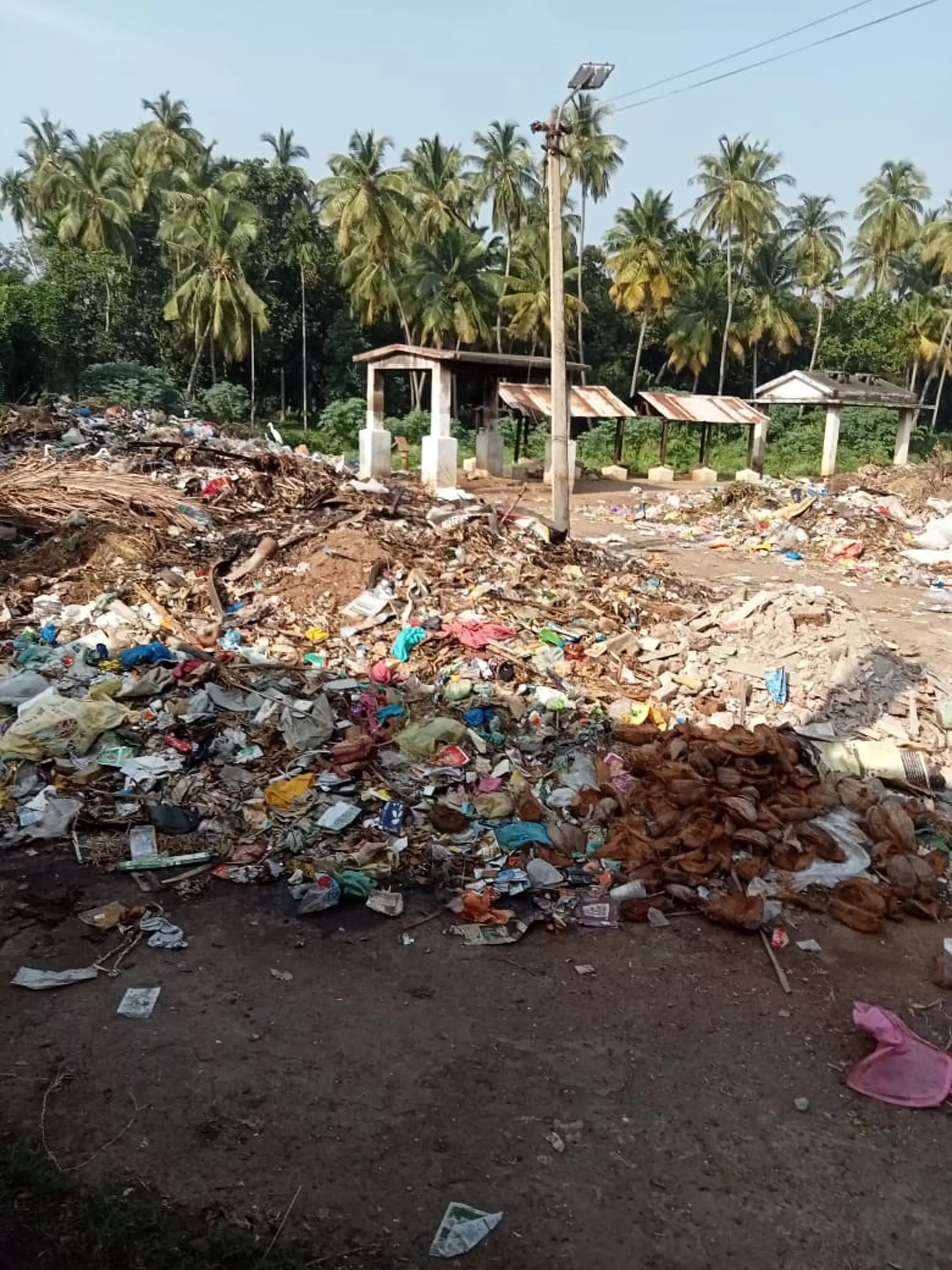 மயானத்தில் குவிந்த குப்பைகள்