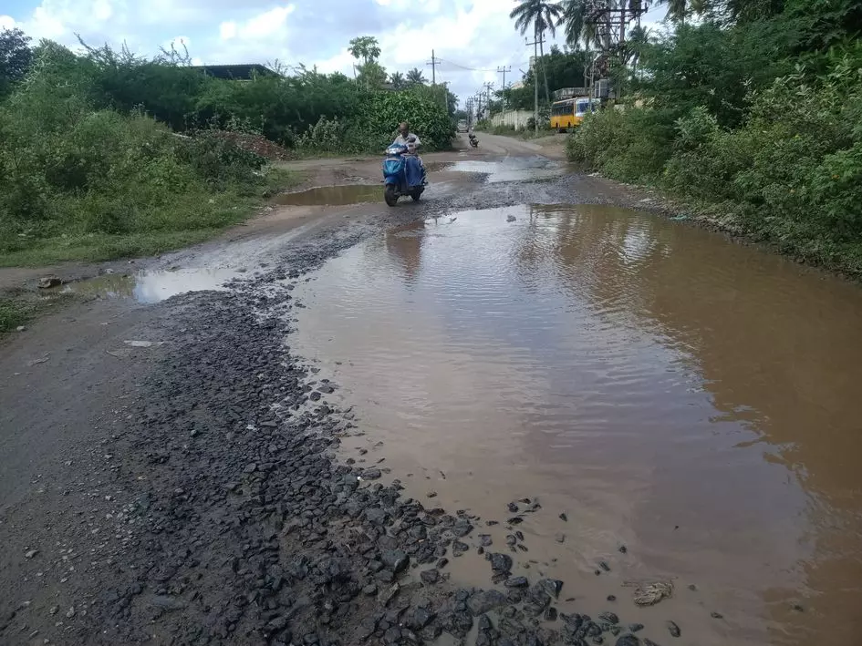 குண்டும் குழியுமான சாலை குண்டும் குழியுமான சாலை