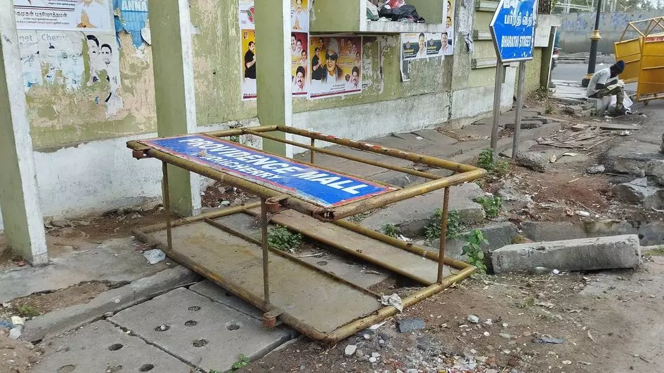 வீணாகும் தடுப்புகட்டைகள் வீணாகும் தடுப்புகட்டைகள்