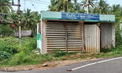 மாட்டுத்தொழுவமாக மாறிய பயணிகள் நிழற்குடை