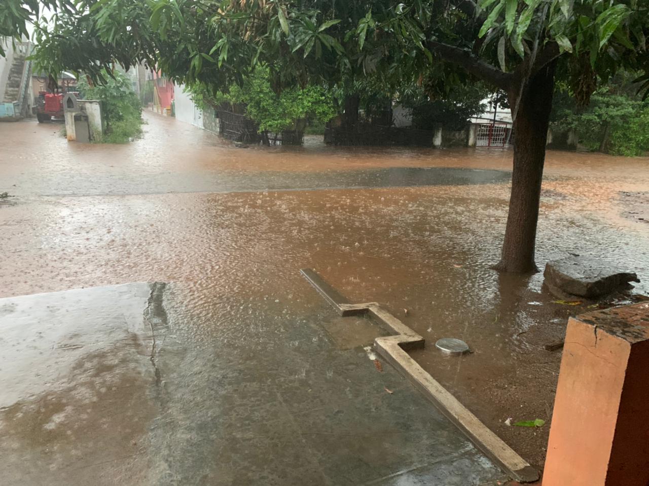 வடிகால் வசதி தேவை