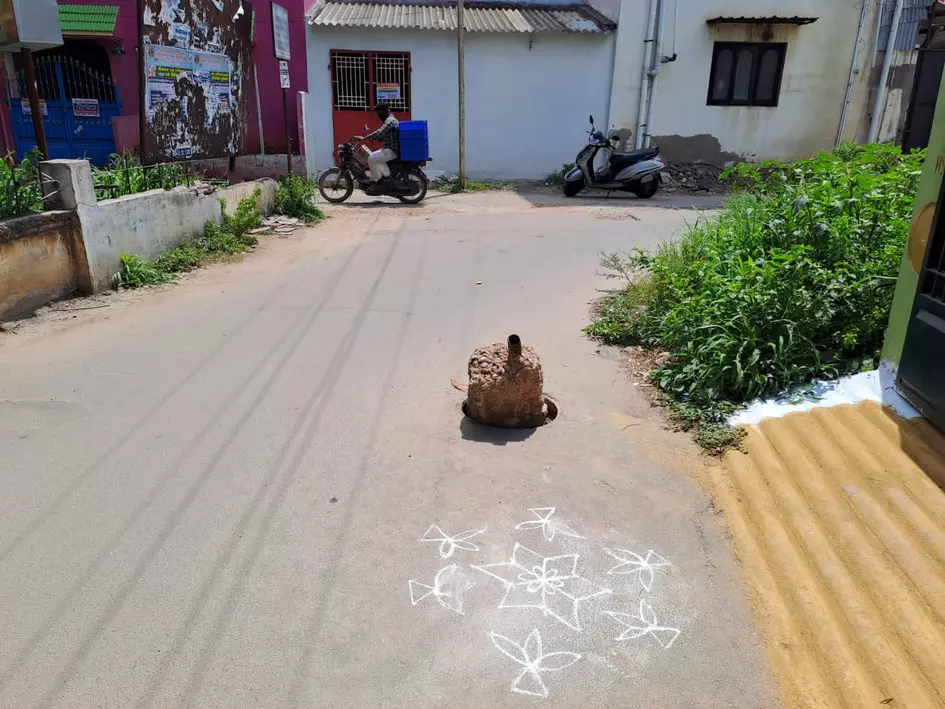 திறந்து கிடக்கும் சாக்கடை திறந்து கிடக்கும் சாக்கடை