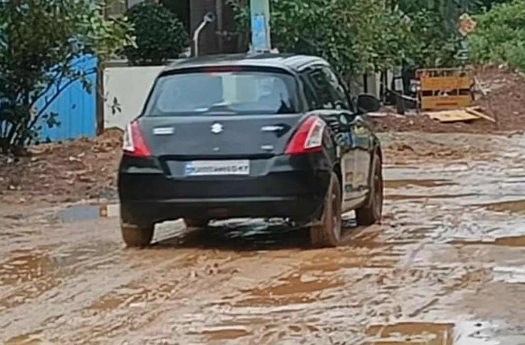 சேறும், சகதியுமான சாலை