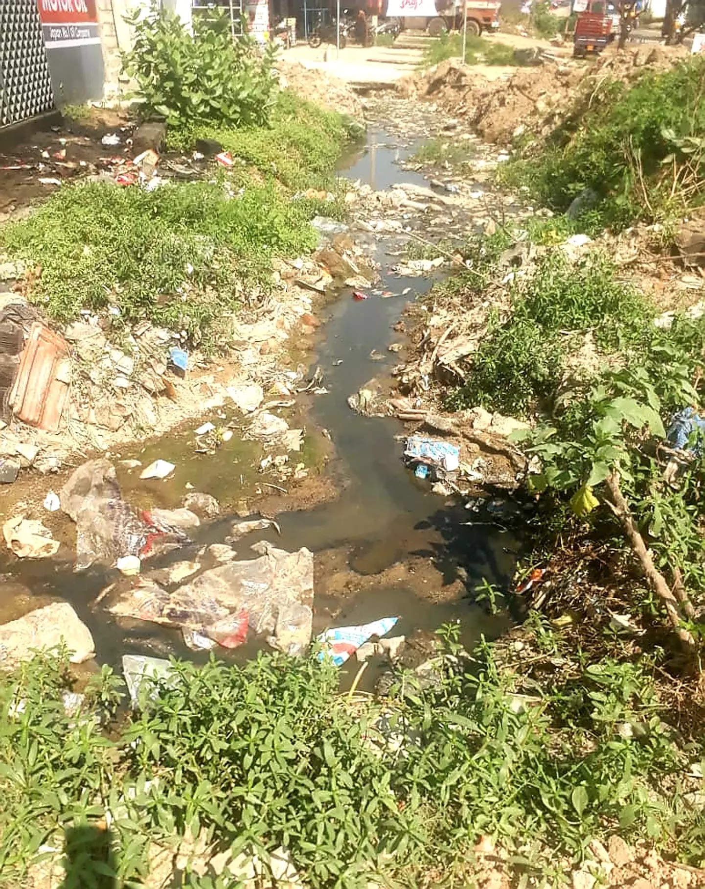 கால்வாயை தூர்வார வேண்டும் கால்வாயை தூர்வார வேண்டும்