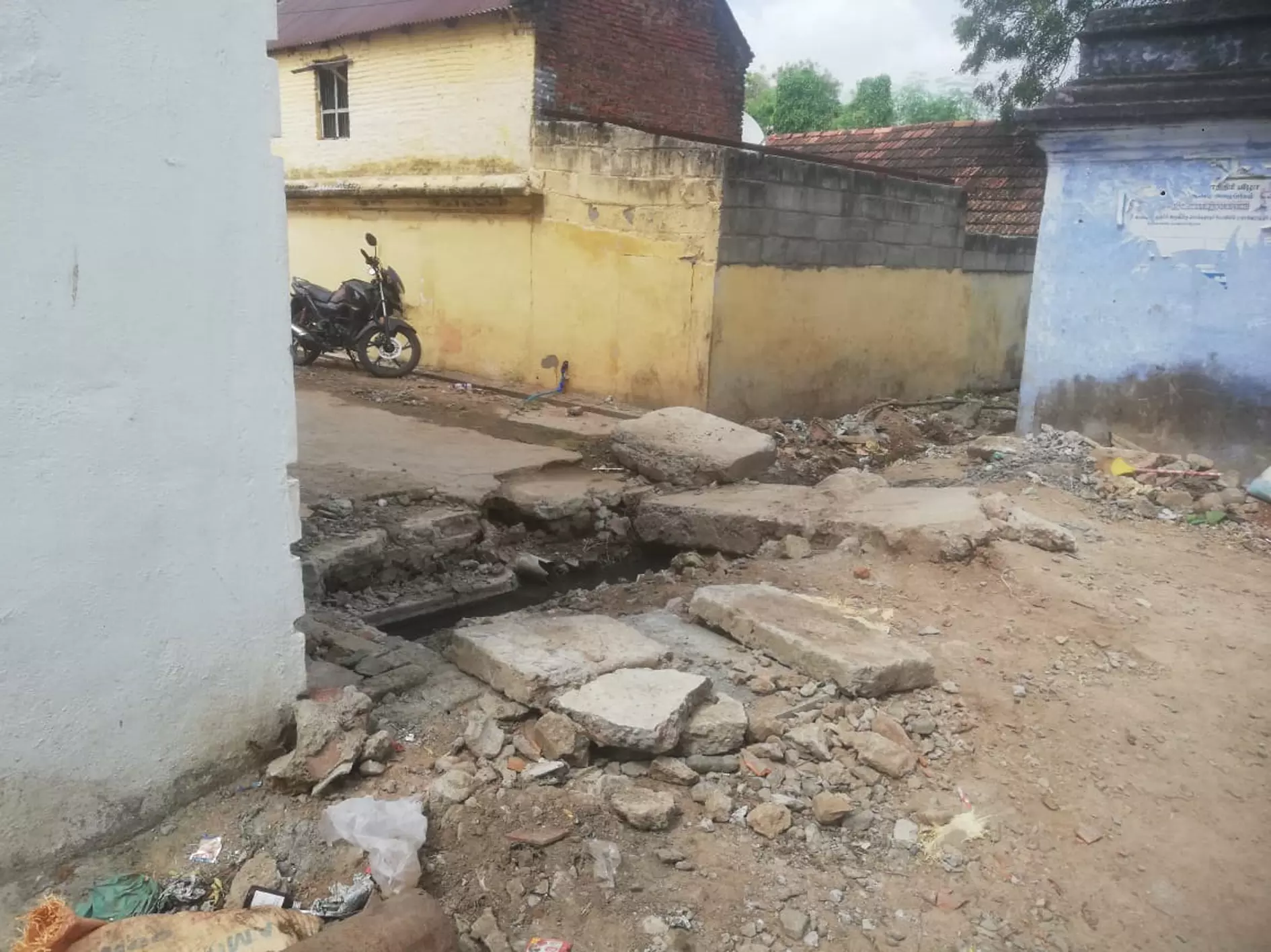 சேதமடைந்த வாறுகால் பாலம் சேதமடைந்த வாறுகால் பாலம்