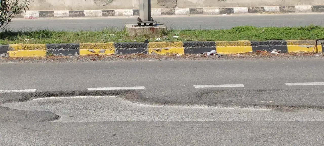 சாலையில் பள்ளம்